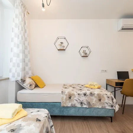 Anita - Waterfront With Sunbeds!