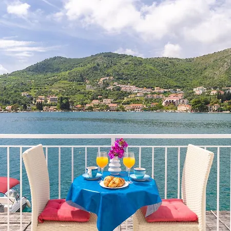 Anita - Waterfront With Sunbeds! *