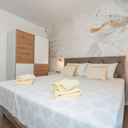 דירה Anita - Waterfront With Sunbeds!