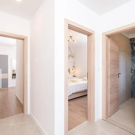 Anita - Waterfront With Sunbeds! *