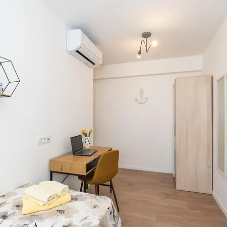 Anita - Waterfront With Sunbeds! Apartmán