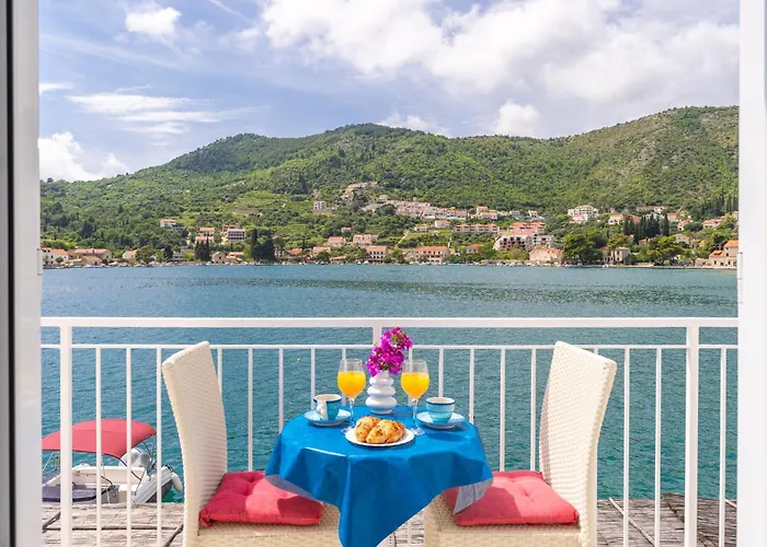 Anita - Waterfront With Sunbeds! *