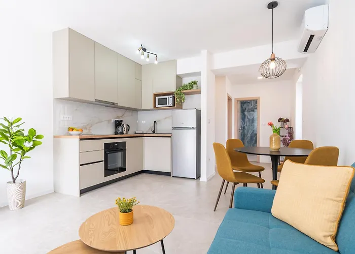 Anita - Waterfront With Sunbeds! *