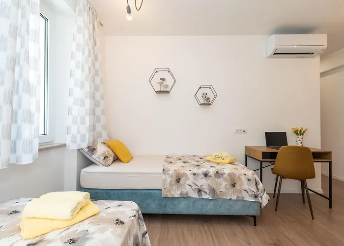 Anita - Waterfront With Sunbeds!