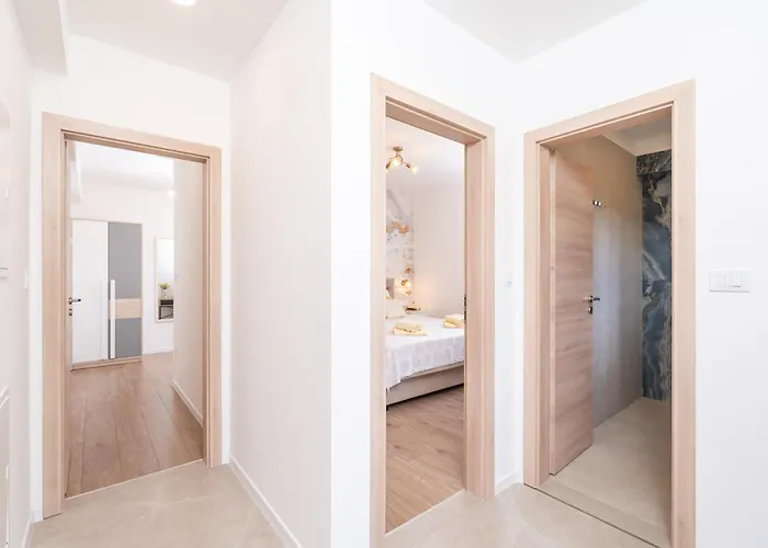 Anita - Waterfront With Sunbeds! *